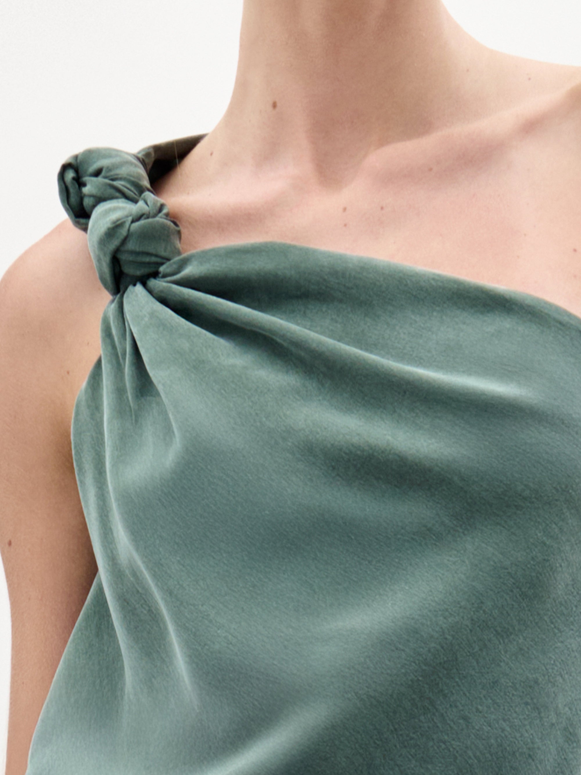 04_YanetBlouse_Green__PRESPRING2026_DETAIL