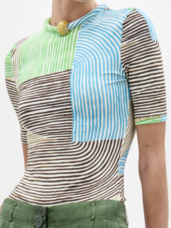 18_VariniaT-Shirt_AbstractGreenPrint__PRESPRING2026_DETAIL