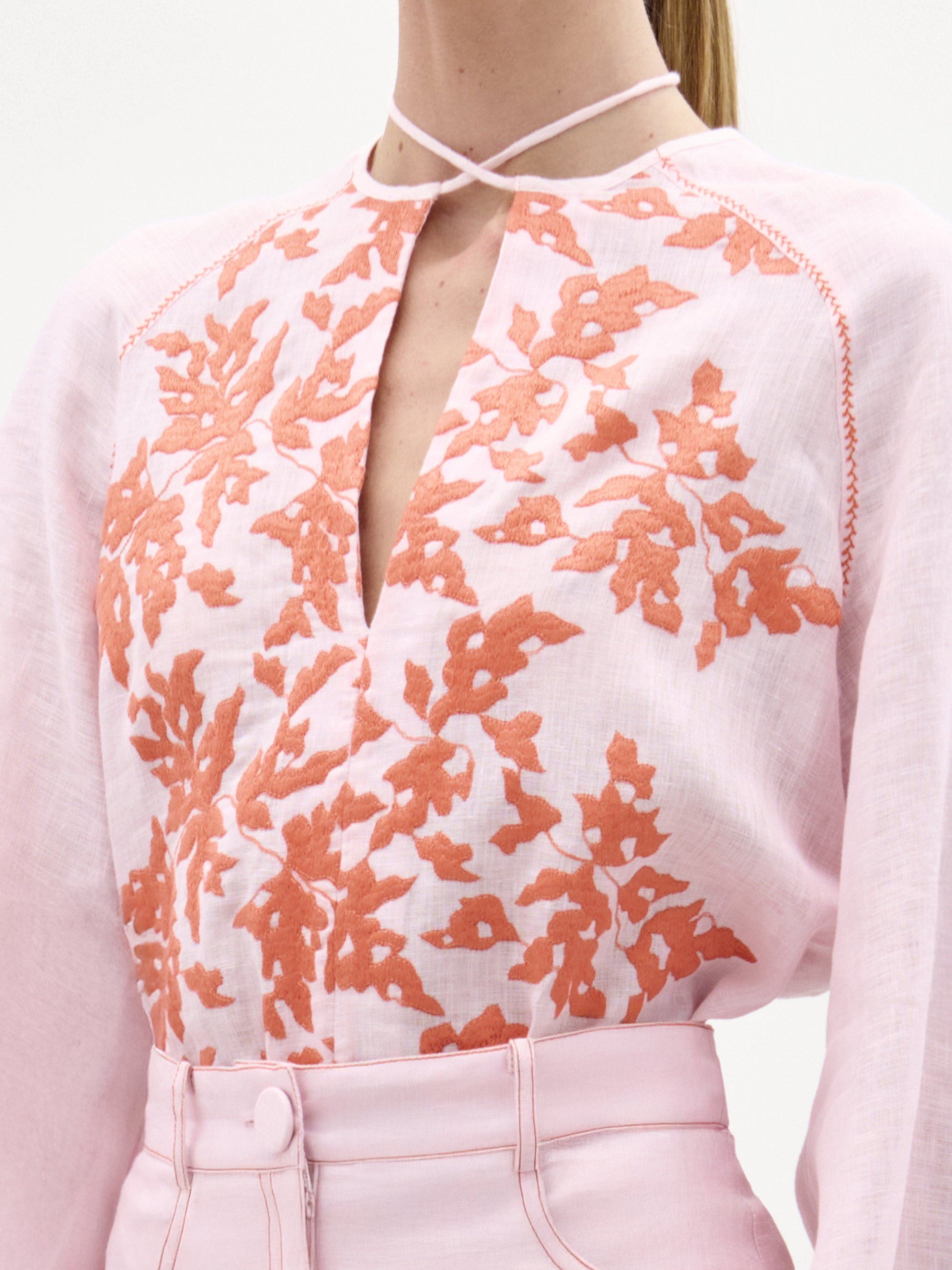 29_MolvenoBlouse_PinkOrangeEmbroidery__PRESPRING2026_DETAIL